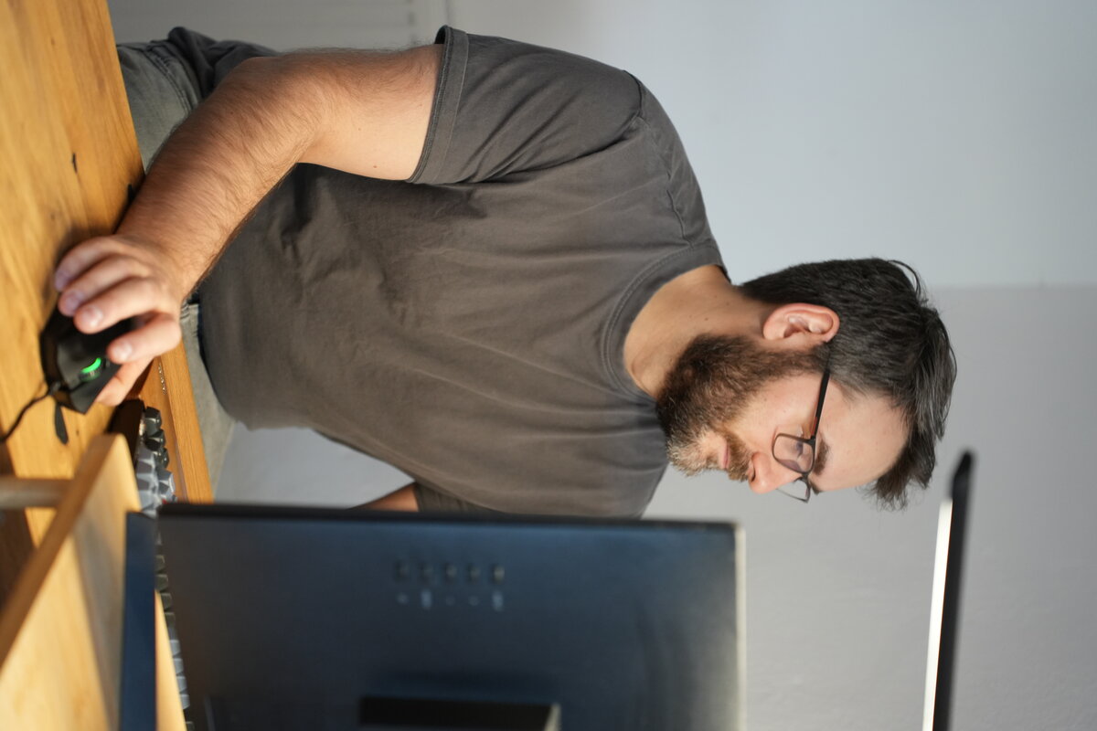 Henning am Computer in der Diele