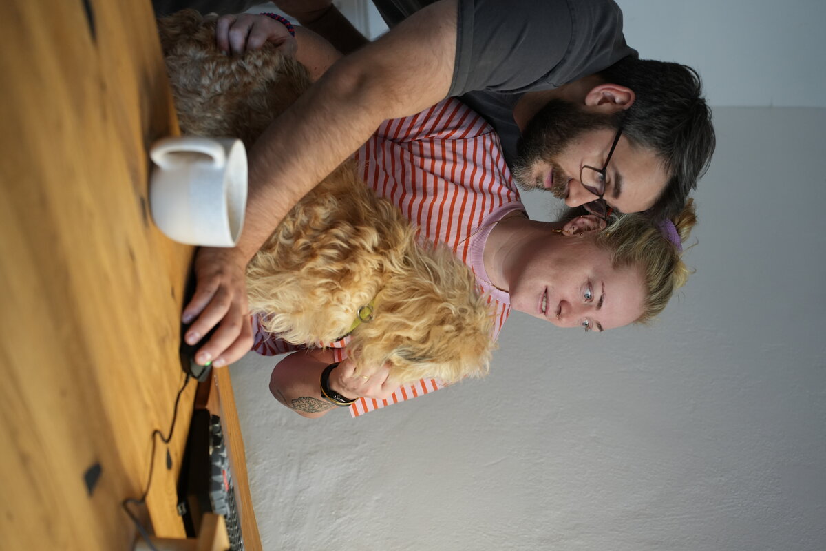 Karin und Henning in der Diele mit Hund Lotte